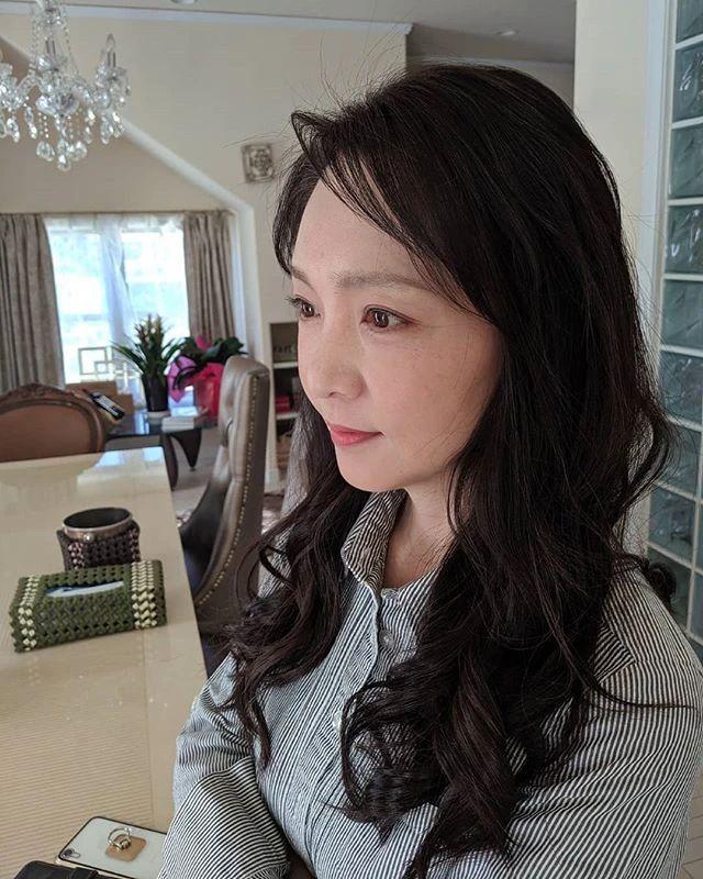 现在手工编织挣钱吗（家庭主妇靠编织手工包成为人生赢家）-齐力副业